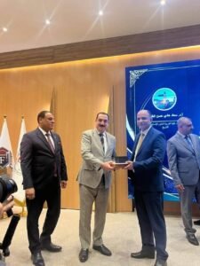 تكريم الأستاذ الدكتور محمد كريم الساعدي مع نخبة من اساتذة العراق بوسام الإبداع
